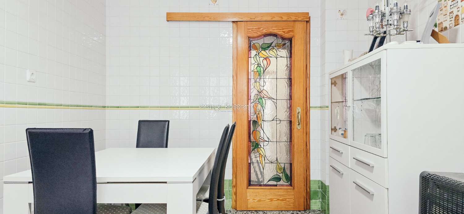 Zentral und erreichbar. Eine ideale Immobilie für alle, die ein gepflegtes Zuhause in einer traditionellen spanischen Dorfumgebung suchen.
