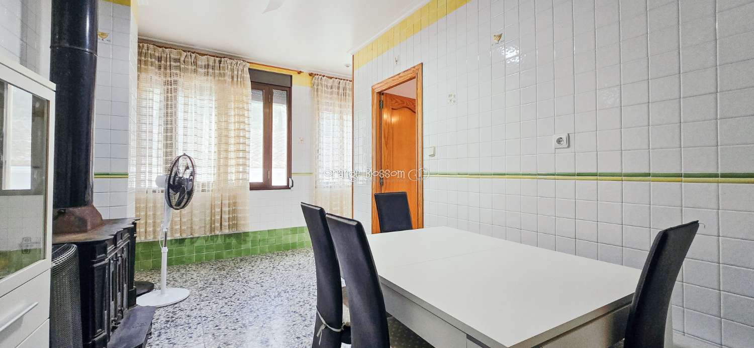 Zentral und erreichbar. Eine ideale Immobilie für alle, die ein gepflegtes Zuhause in einer traditionellen spanischen Dorfumgebung suchen.