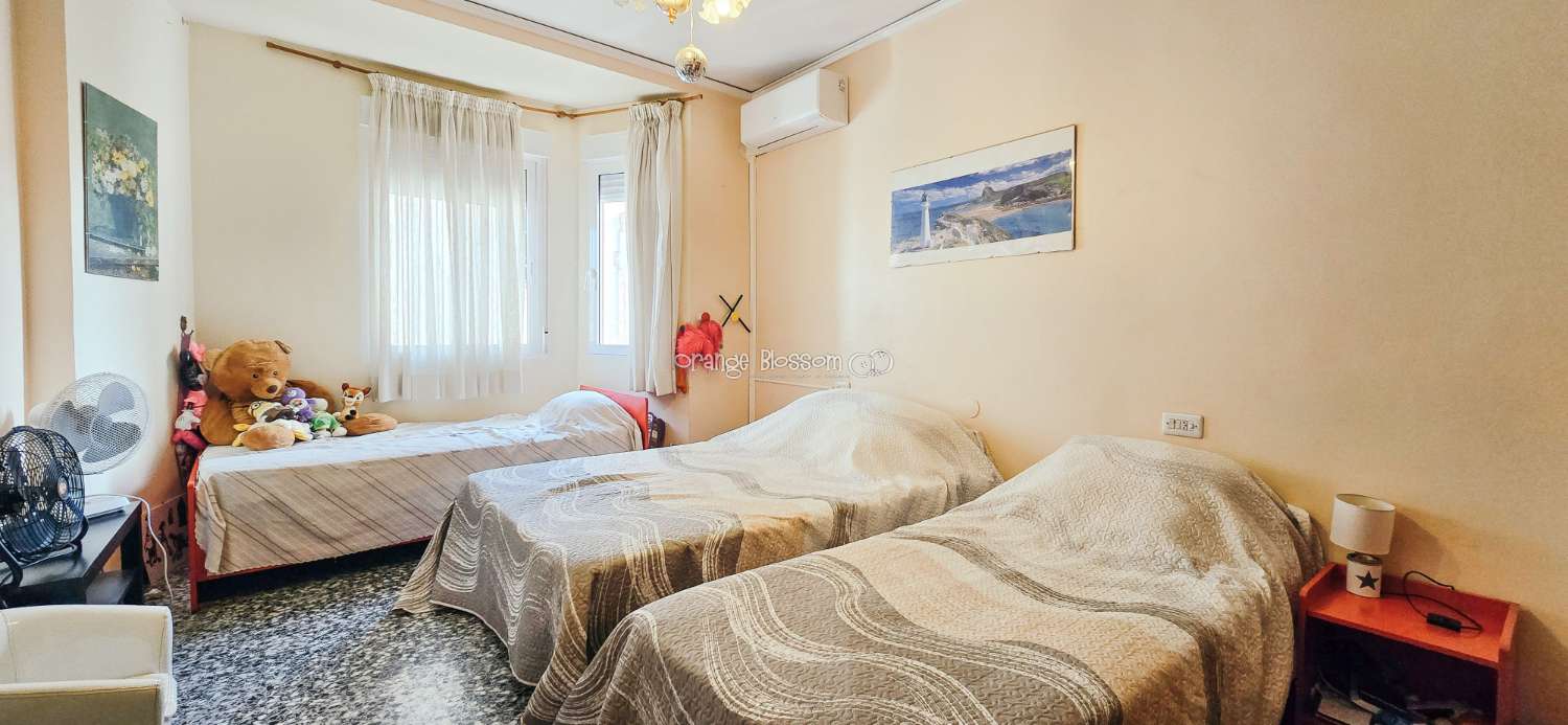 Zentral und erreichbar. Eine ideale Immobilie für alle, die ein gepflegtes Zuhause in einer traditionellen spanischen Dorfumgebung suchen.