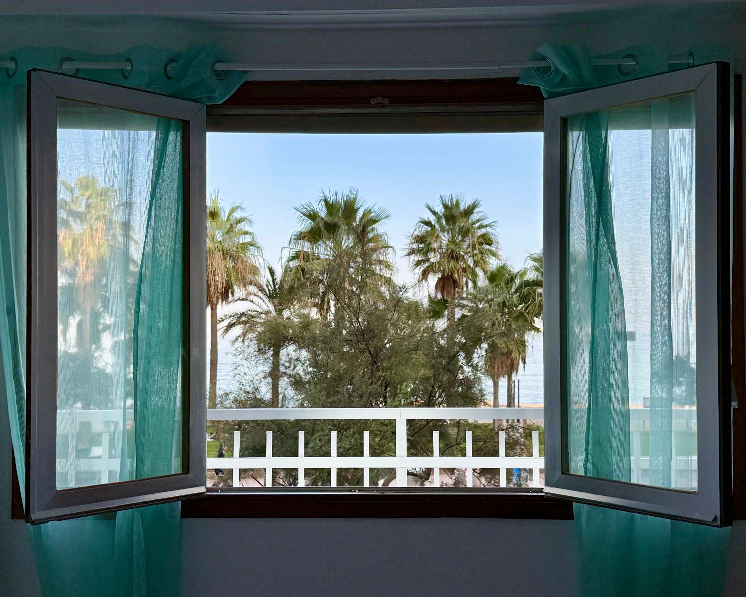 INCREDIBLE APARTMENT ON THE SEAFRONT ON THE PROMENADE OF FUENGIROLA