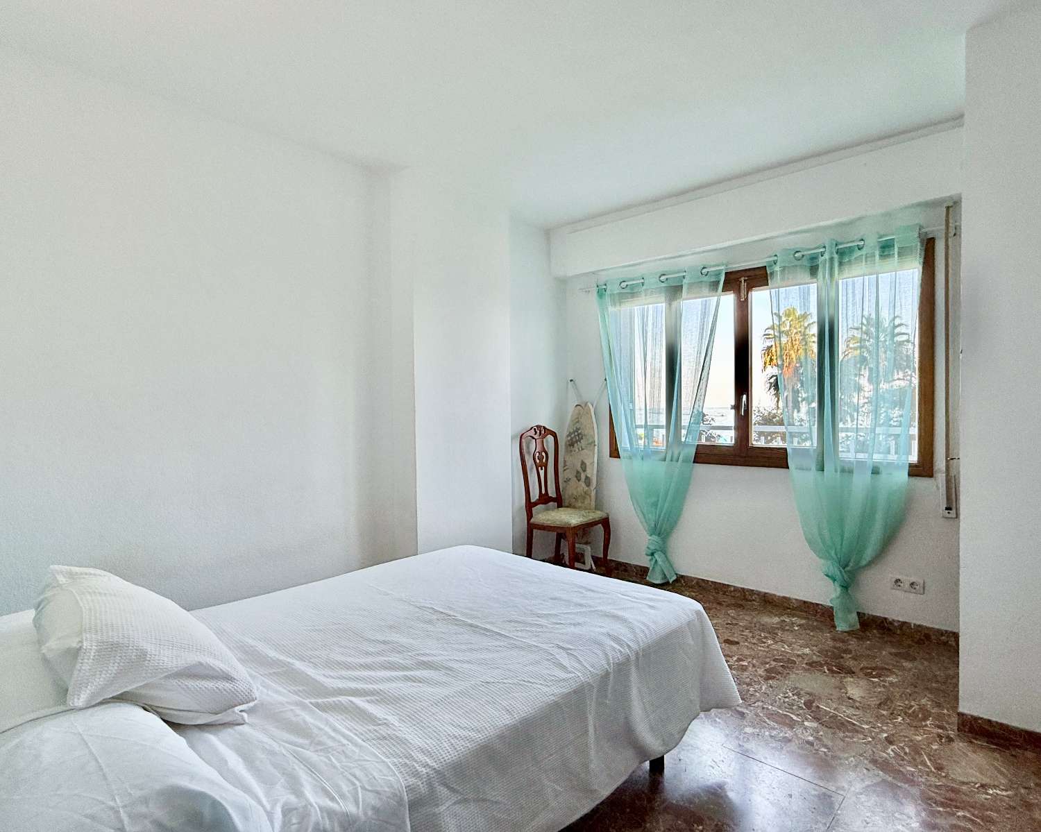 INCREDIBLE APARTMENT ON THE SEAFRONT ON THE PROMENADE OF FUENGIROLA