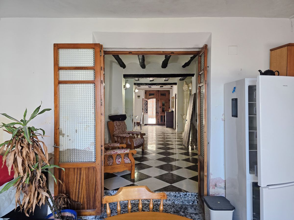 Espaciosa casa de pueblo con jardín y excelente potencial en uno de los pueblos más pequeños de Valencia