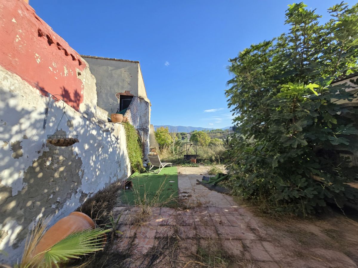 Espaciosa casa de pueblo con jardín y excelente potencial en uno de los pueblos más pequeños de Valencia