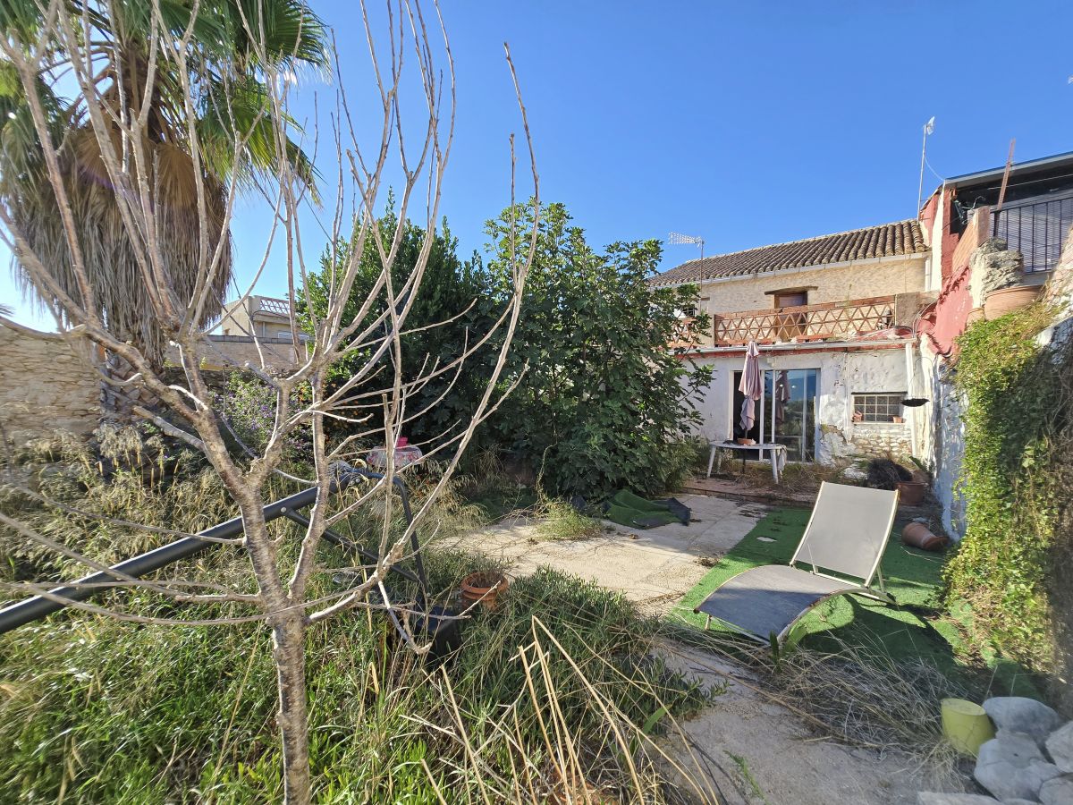 Espaciosa casa de pueblo con jardín y excelente potencial en uno de los pueblos más pequeños de Valencia