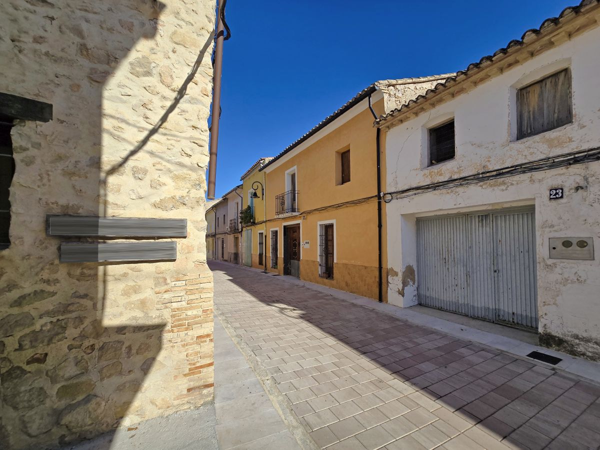 Espaciosa casa de pueblo con jardín y excelente potencial en uno de los pueblos más pequeños de Valencia