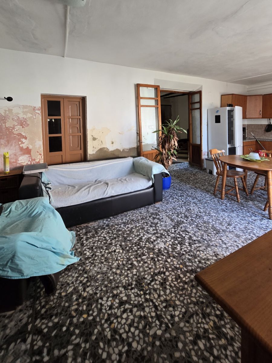 Espaciosa casa de pueblo con jardín y excelente potencial en uno de los pueblos más pequeños de Valencia