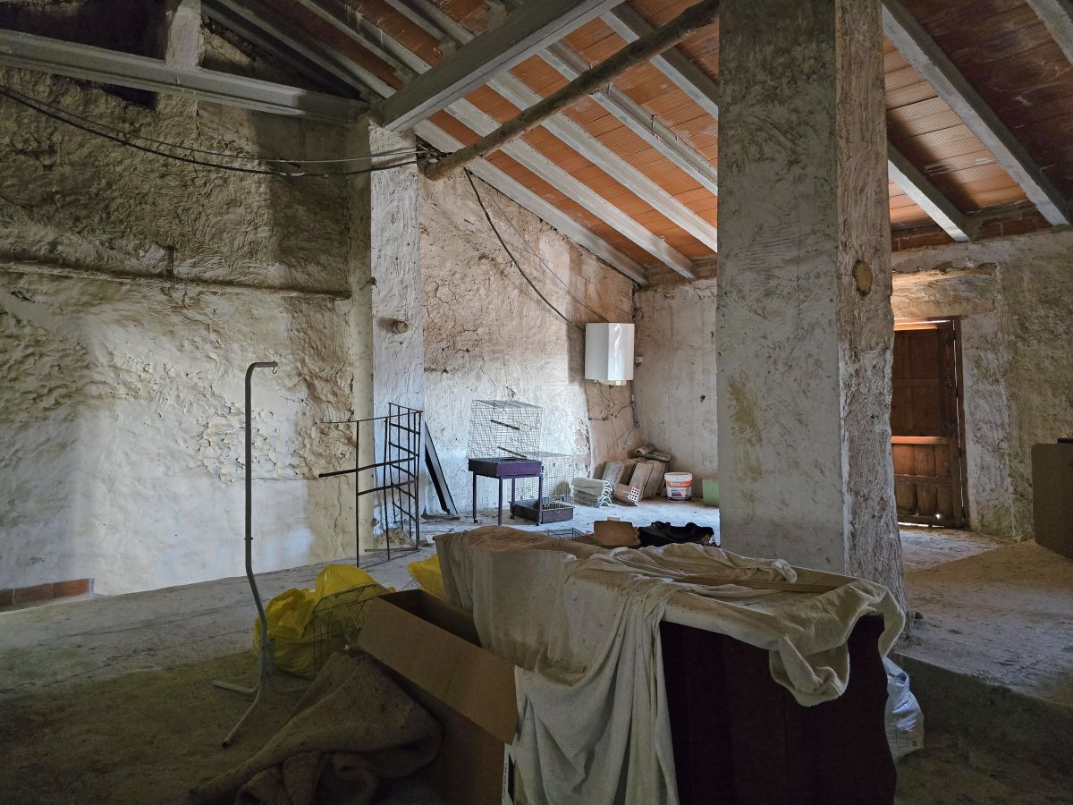 Espaciosa casa de pueblo con jardín y excelente potencial en uno de los pueblos más pequeños de Valencia