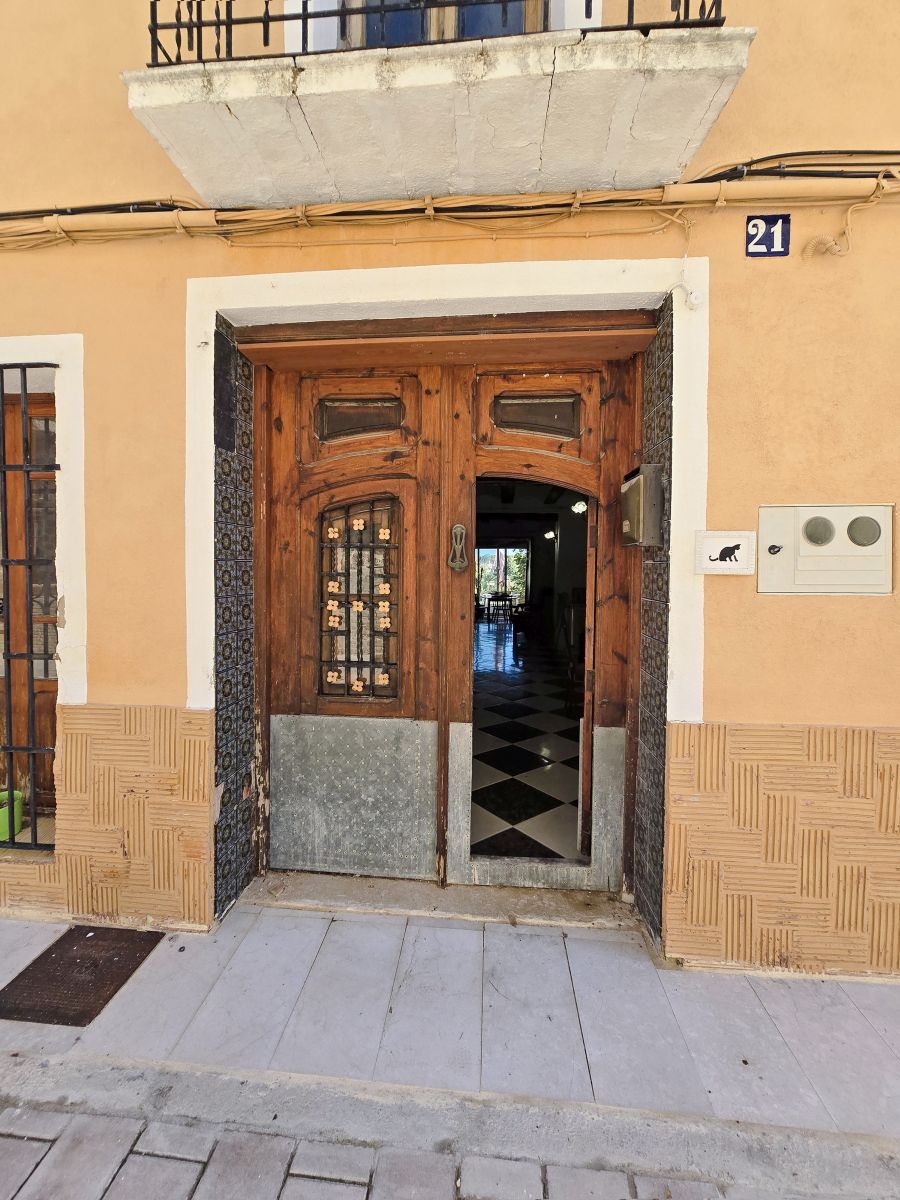 Espaciosa casa de pueblo con jardín y excelente potencial en uno de los pueblos más pequeños de Valencia