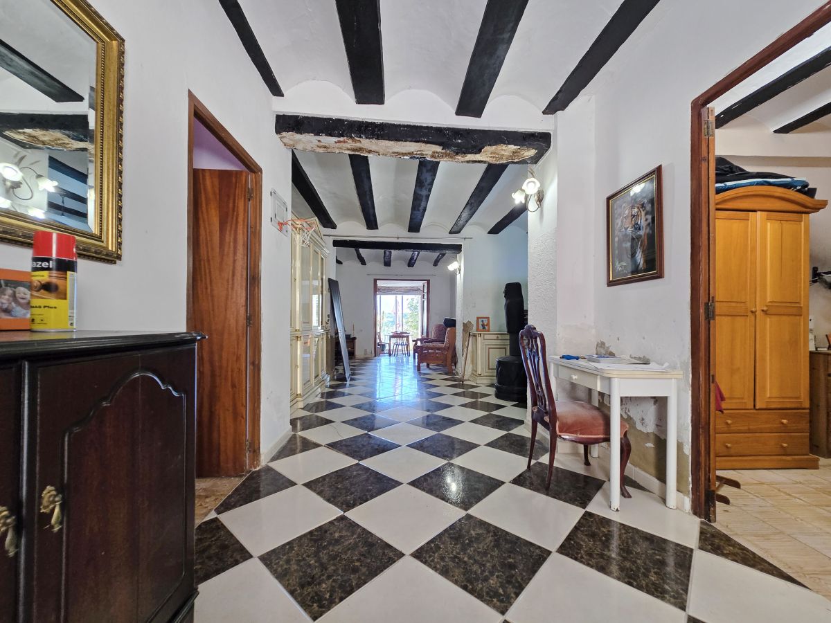 Espaciosa casa de pueblo con jardín y excelente potencial en uno de los pueblos más pequeños de Valencia