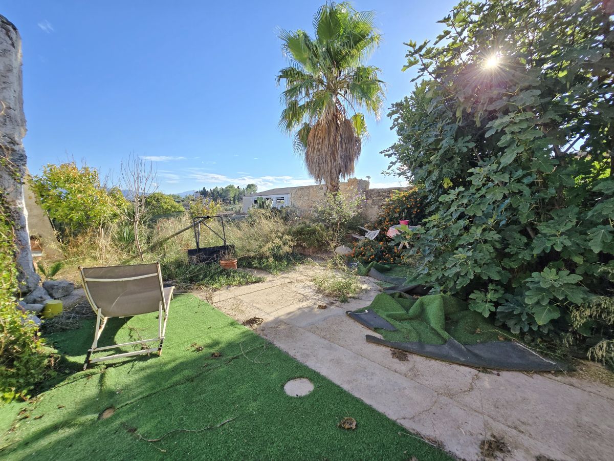 Espaciosa casa de pueblo con jardín y excelente potencial en uno de los pueblos más pequeños de Valencia