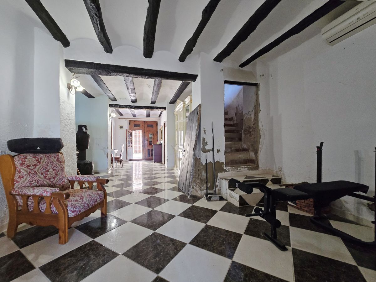 Espaciosa casa de pueblo con jardín y excelente potencial en uno de los pueblos más pequeños de Valencia