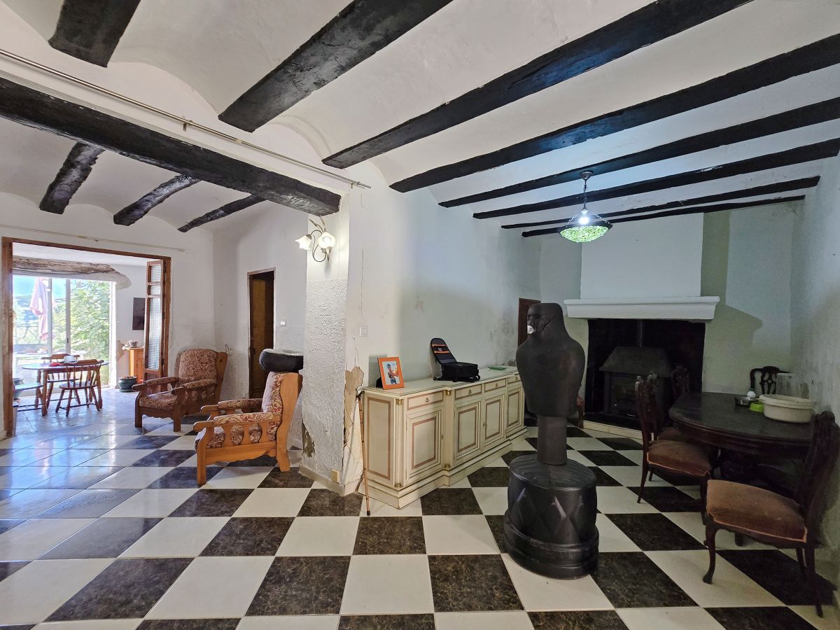 Espaciosa casa de pueblo con jardín y excelente potencial en uno de los pueblos más pequeños de Valencia