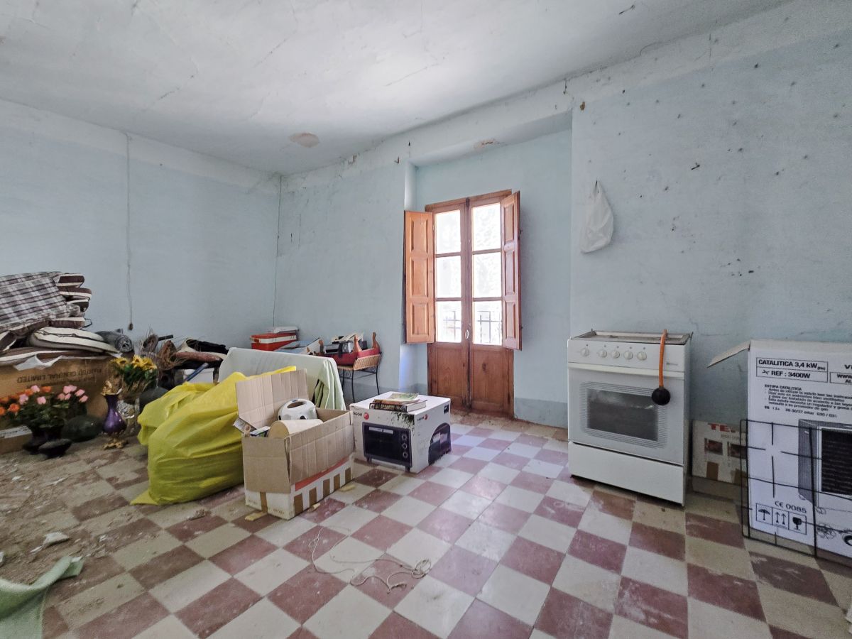 Espaciosa casa de pueblo con jardín y excelente potencial en uno de los pueblos más pequeños de Valencia