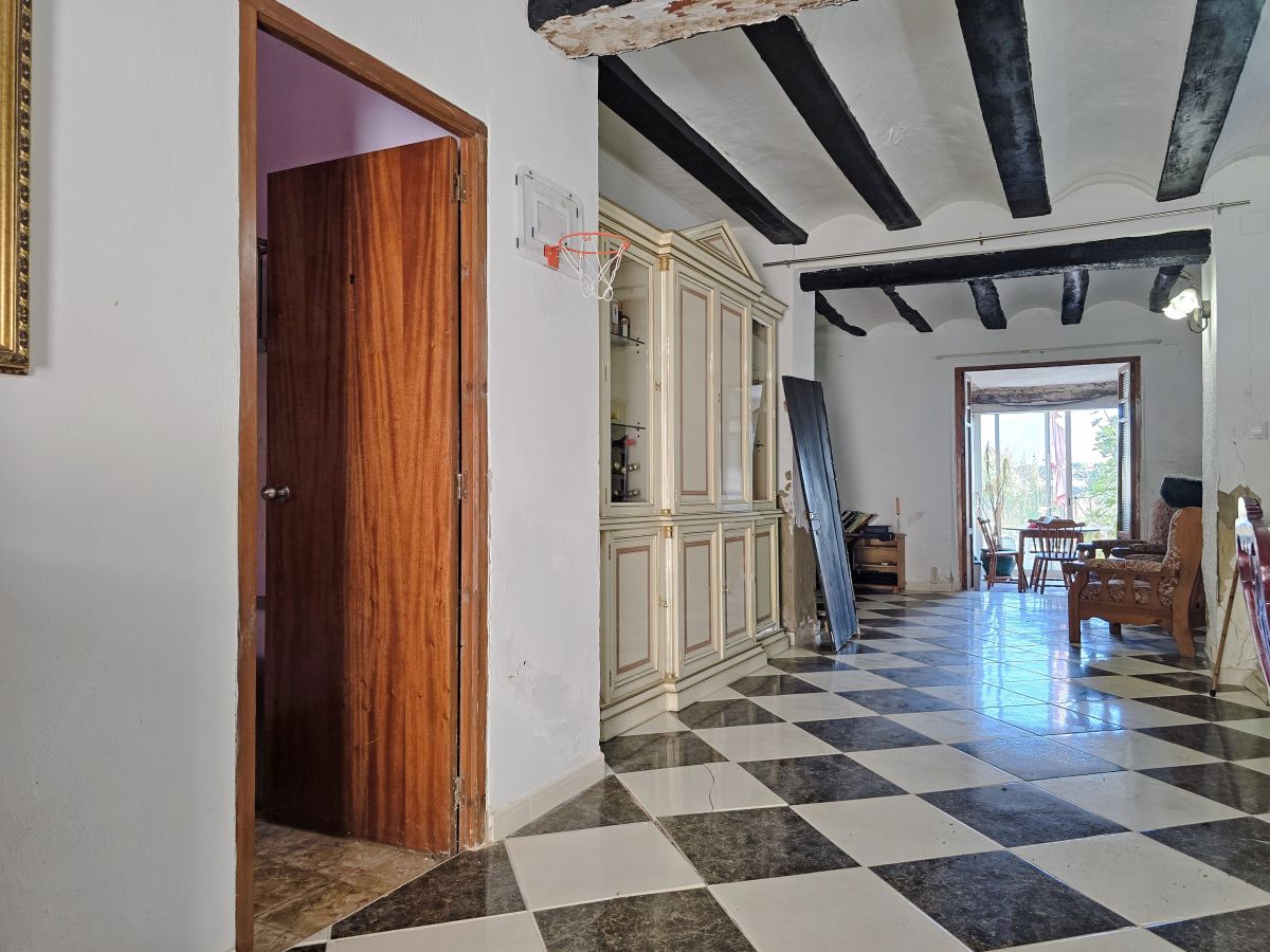 Espaciosa casa de pueblo con jardín y excelente potencial en uno de los pueblos más pequeños de Valencia