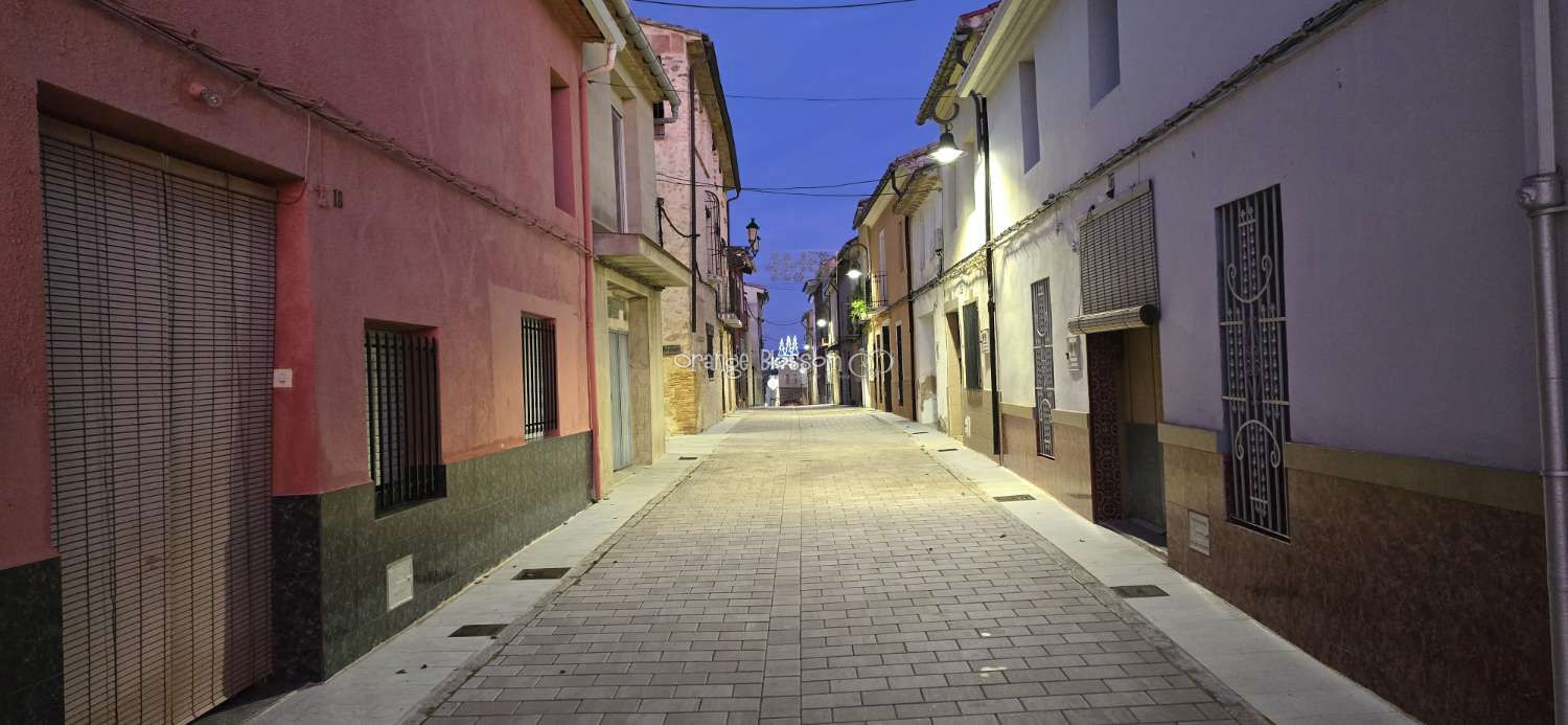 Ruim herenhuis met tuin en uitstekend potentieel in een van de kleinste dorpjes van Valencia