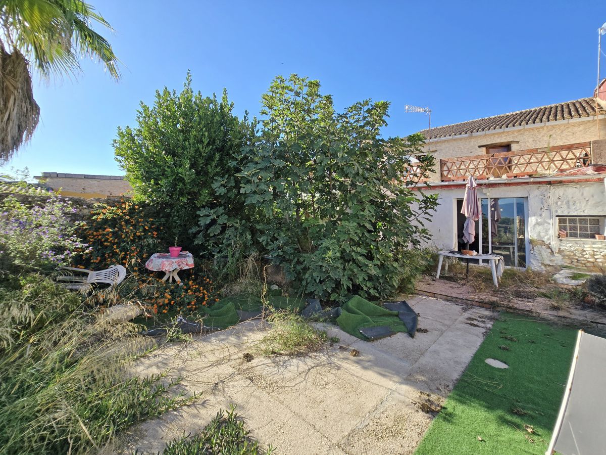 Espaciosa casa de pueblo con jardín y excelente potencial en uno de los pueblos más pequeños de Valencia