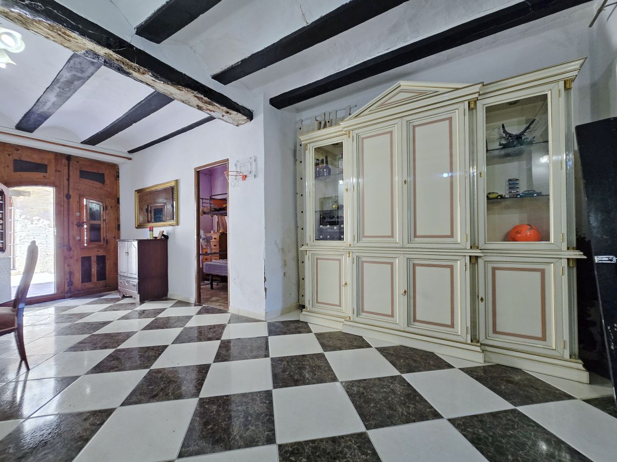 Espaciosa casa de pueblo con jardín y excelente potencial en uno de los pueblos más pequeños de Valencia