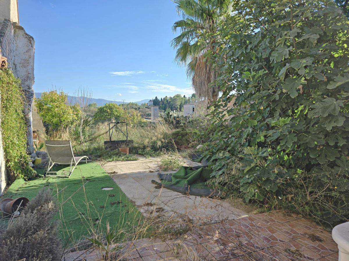 Espaciosa casa de pueblo con jardín y excelente potencial en uno de los pueblos más pequeños de Valencia