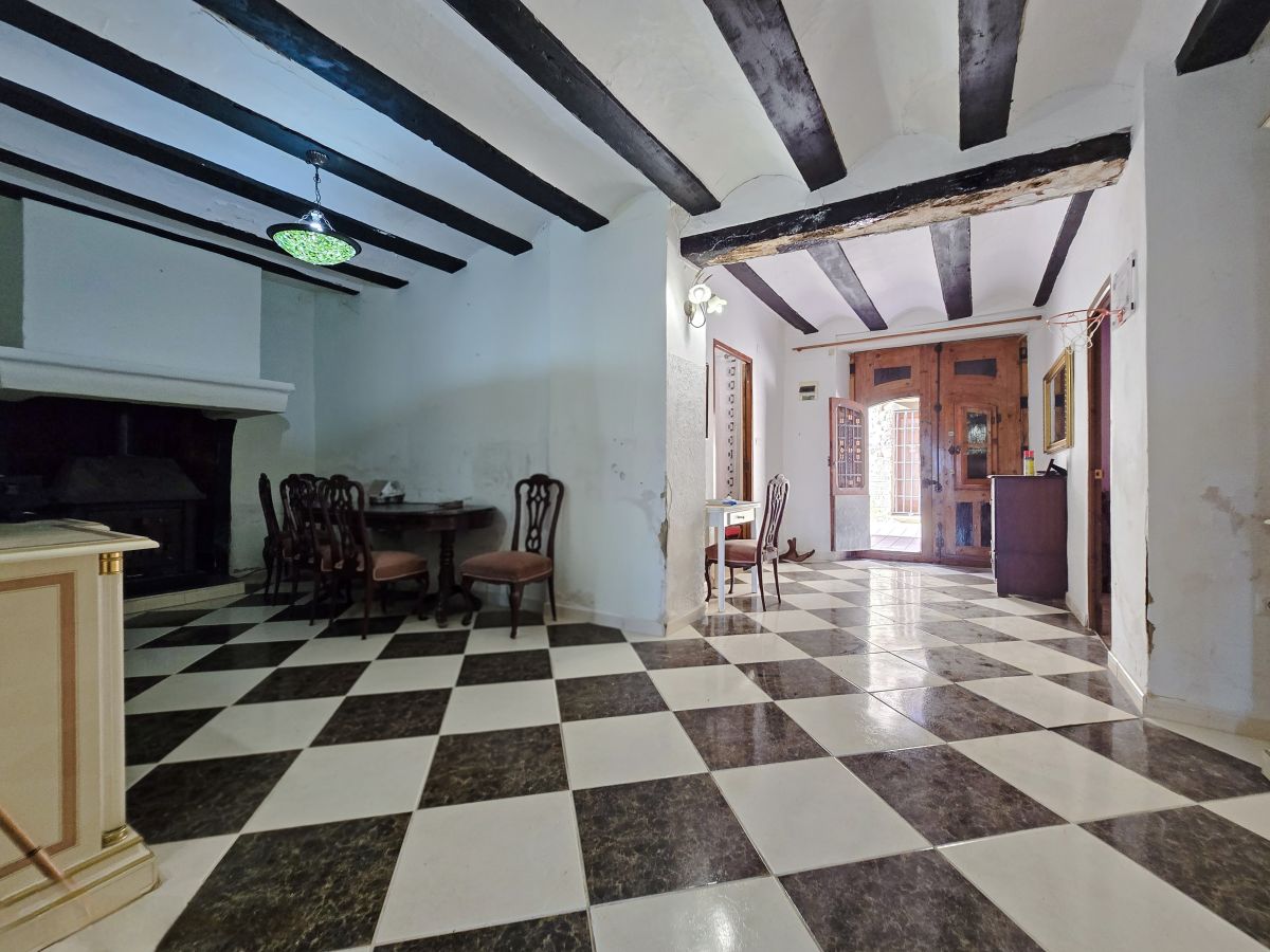 Espaciosa casa de pueblo con jardín y excelente potencial en uno de los pueblos más pequeños de Valencia