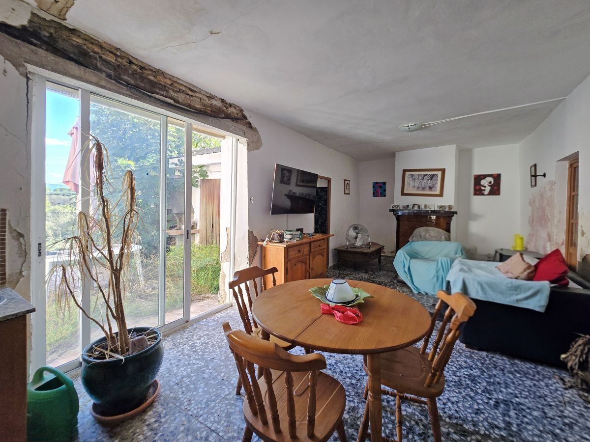 Espaciosa casa de pueblo con jardín y excelente potencial en uno de los pueblos más pequeños de Valencia