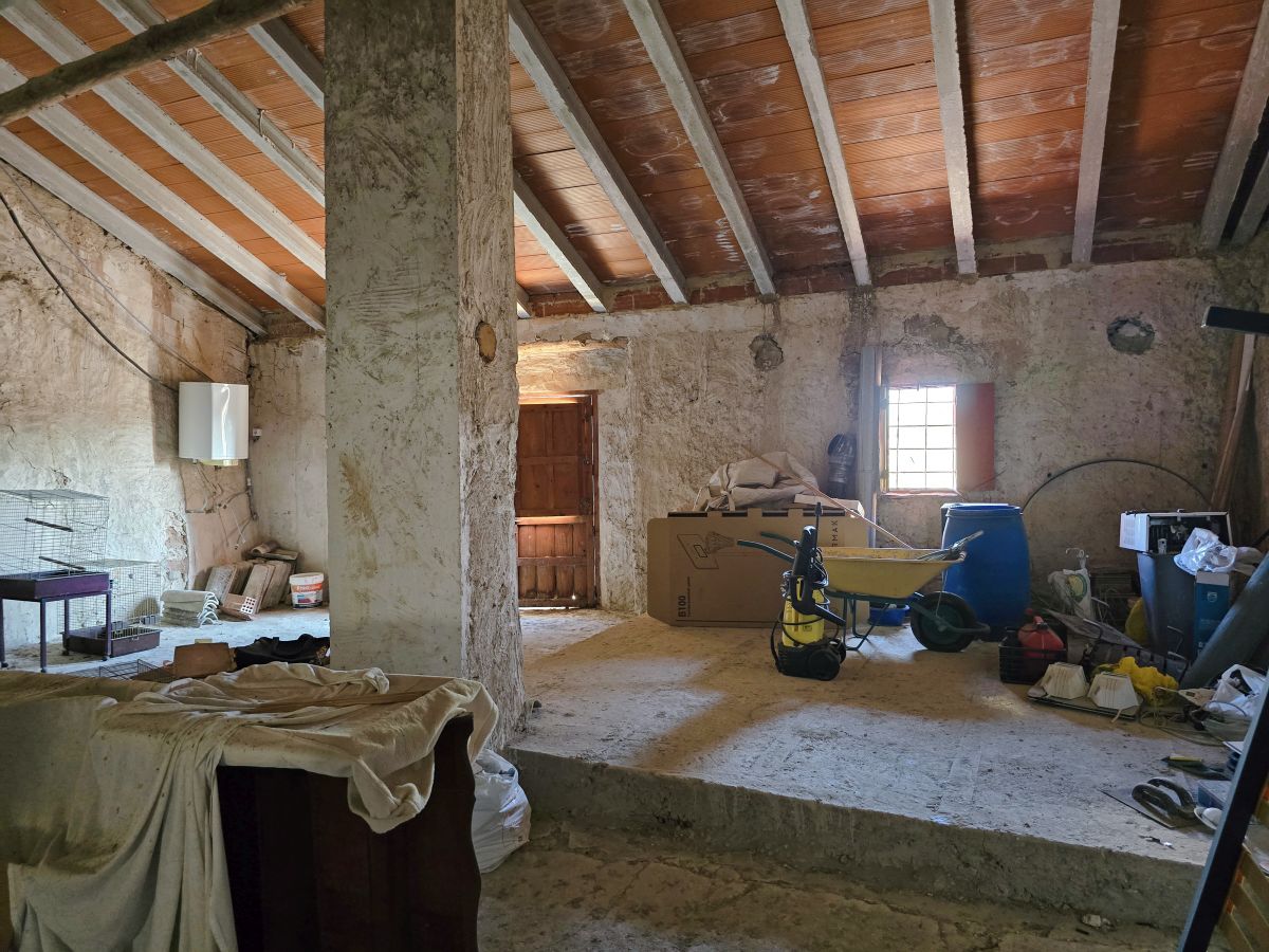 Espaciosa casa de pueblo con jardín y excelente potencial en uno de los pueblos más pequeños de Valencia