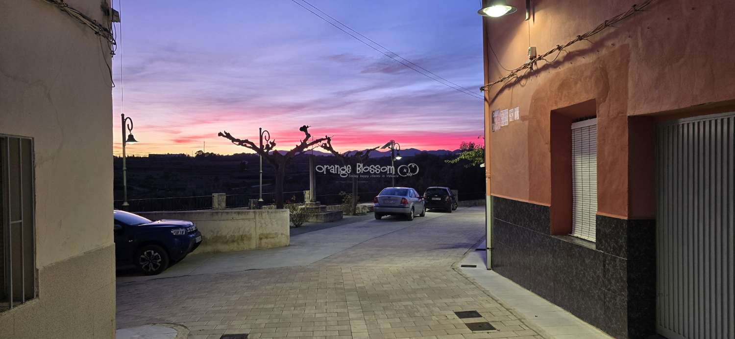 Ruim herenhuis met tuin en uitstekend potentieel in een van de kleinste dorpjes van Valencia