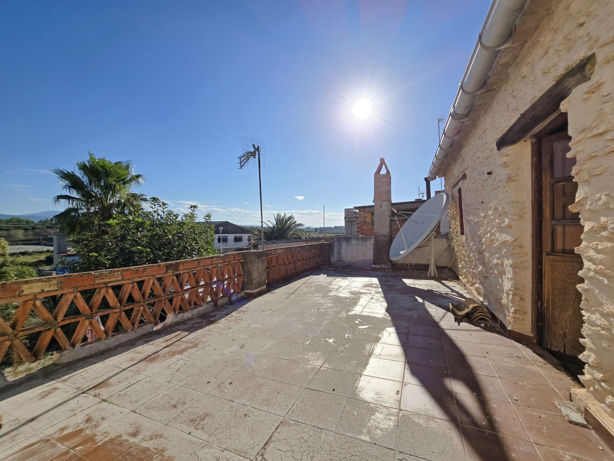 Espaciosa casa de pueblo con jardín y excelente potencial en uno de los pueblos más pequeños de Valencia
