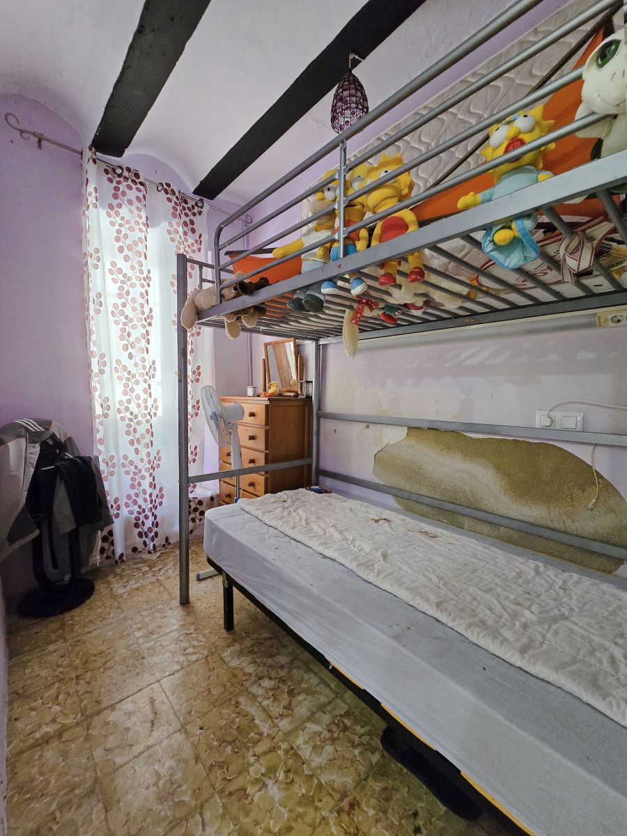 Espaciosa casa de pueblo con jardín y excelente potencial en uno de los pueblos más pequeños de Valencia