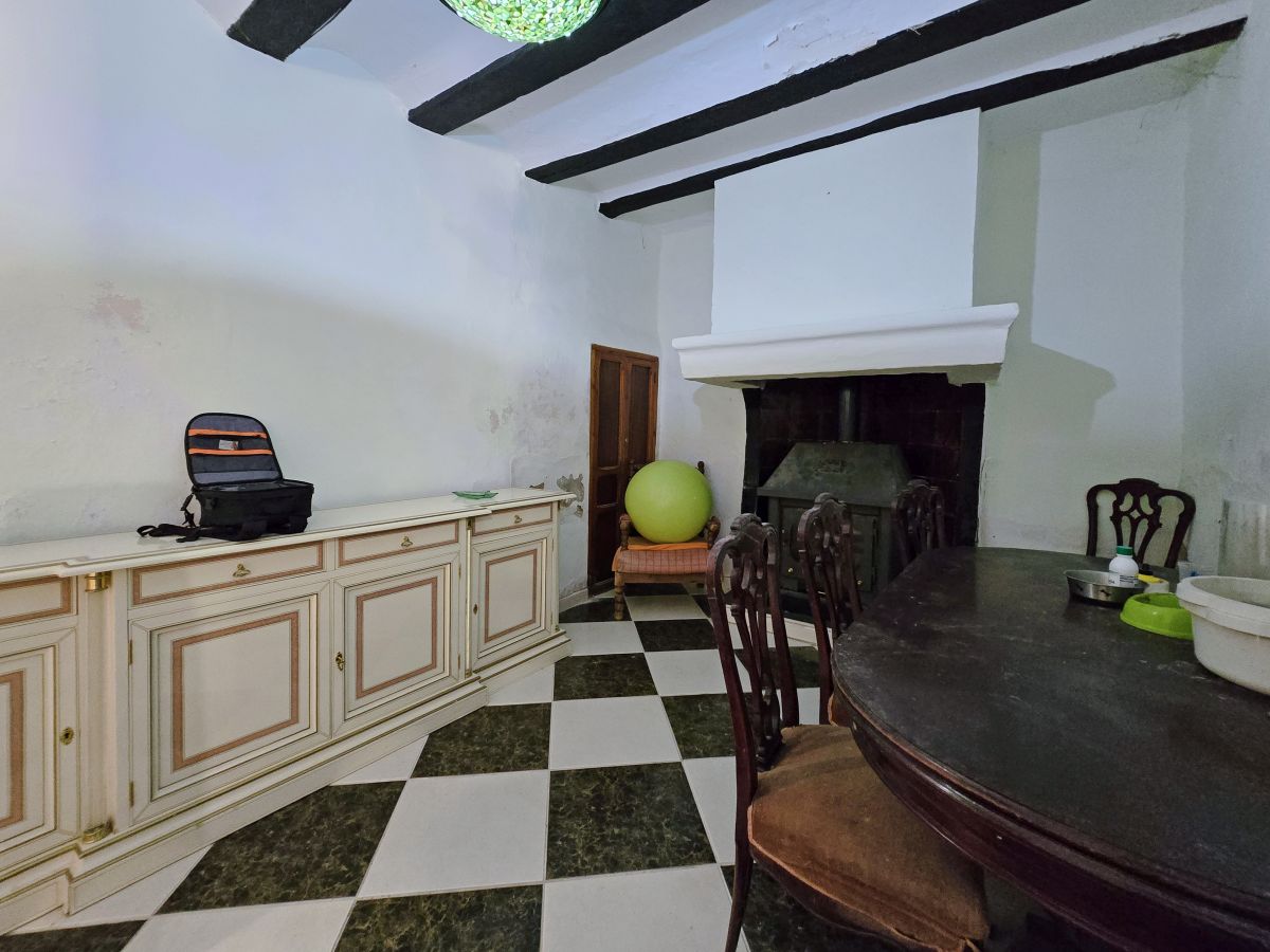 Espaciosa casa de pueblo con jardín y excelente potencial en uno de los pueblos más pequeños de Valencia