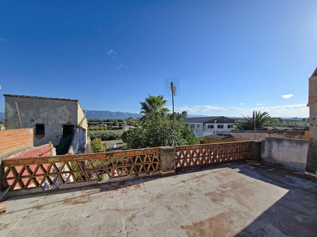 Espaciosa casa de pueblo con jardín y excelente potencial en uno de los pueblos más pequeños de Valencia