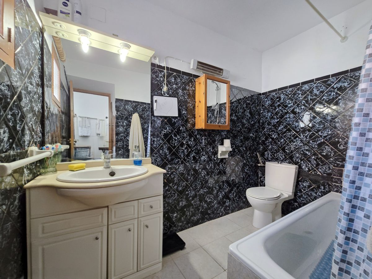 Espaciosa casa de pueblo con jardín y excelente potencial en uno de los pueblos más pequeños de Valencia