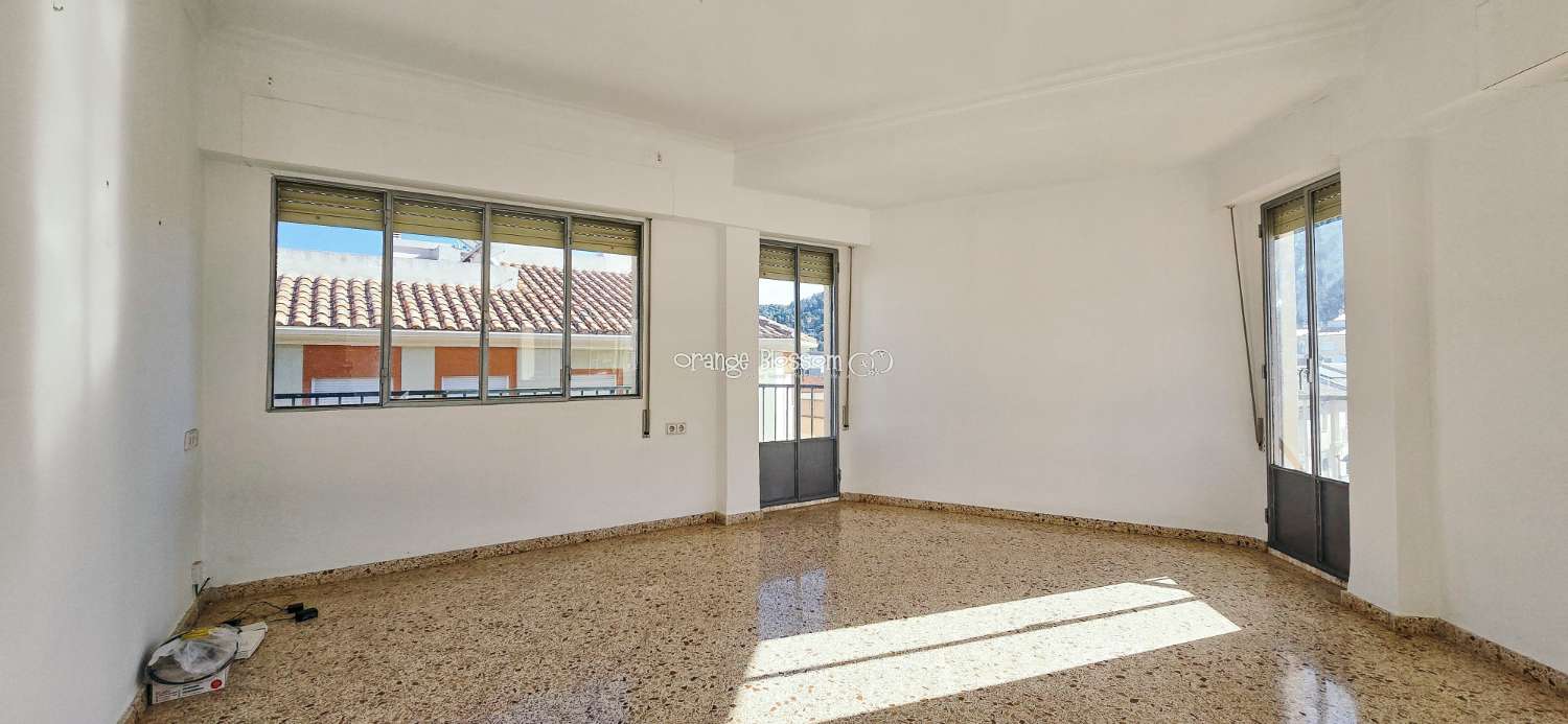 Un apartamento encantador y luminoso con unas vistas magníficas en el popular pueblo de Villalonga.