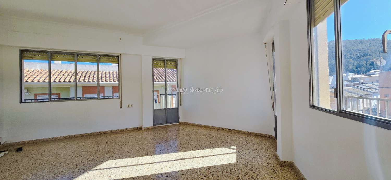 Un apartamento encantador y luminoso con unas vistas magníficas en el popular pueblo de Villalonga.