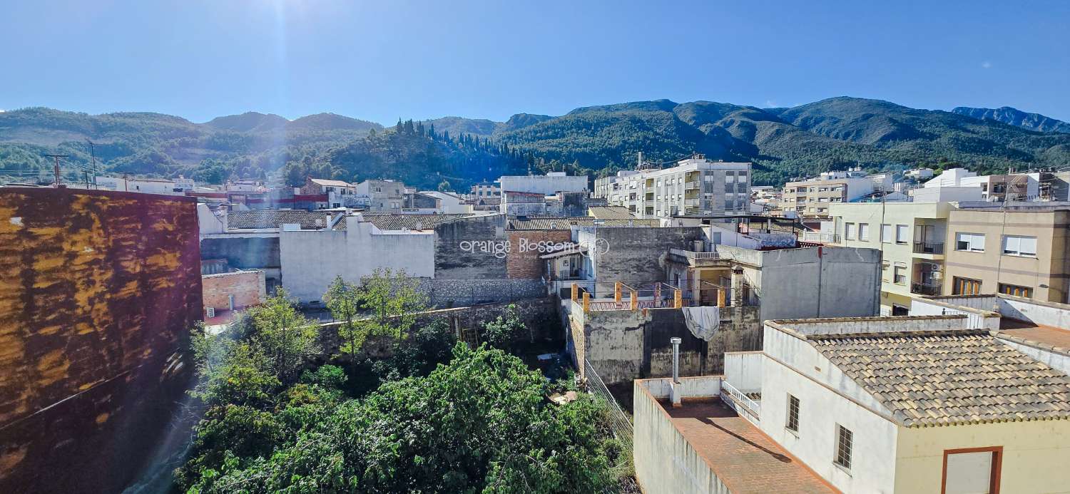 Un apartamento encantador y luminoso con unas vistas magníficas en el popular pueblo de Villalonga.