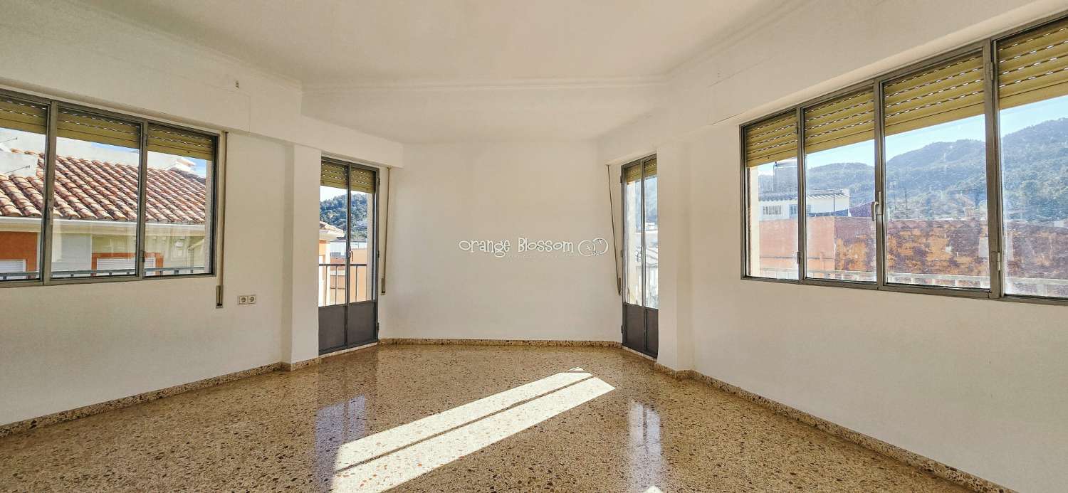 Un apartamento encantador y luminoso con unas vistas magníficas en el popular pueblo de Villalonga.