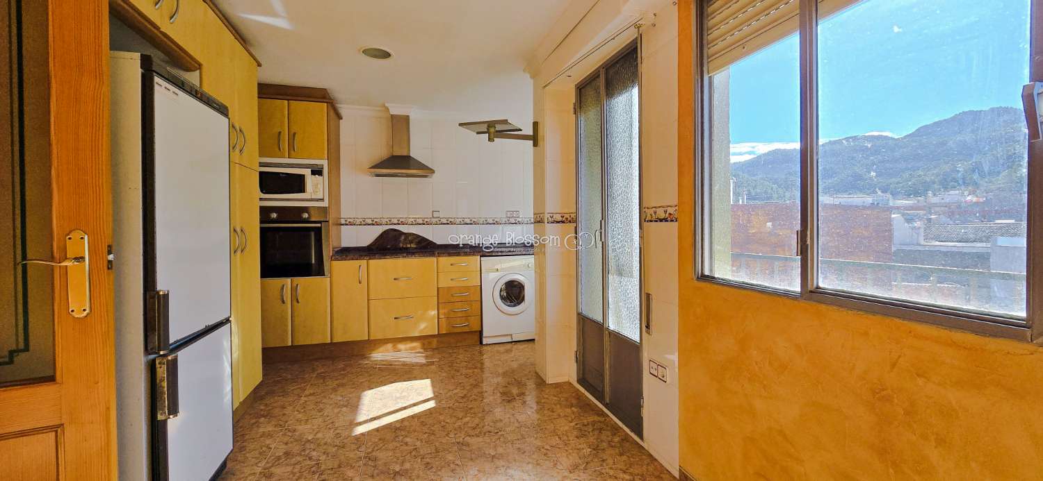 Un apartamento encantador y luminoso con unas vistas magníficas en el popular pueblo de Villalonga.