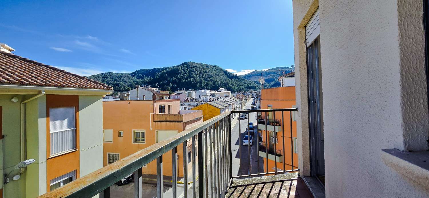 Un apartamento encantador y luminoso con unas vistas magníficas en el popular pueblo de Villalonga.