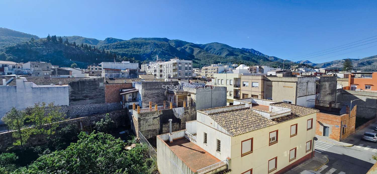 Un apartamento encantador y luminoso con unas vistas magníficas en el popular pueblo de Villalonga.