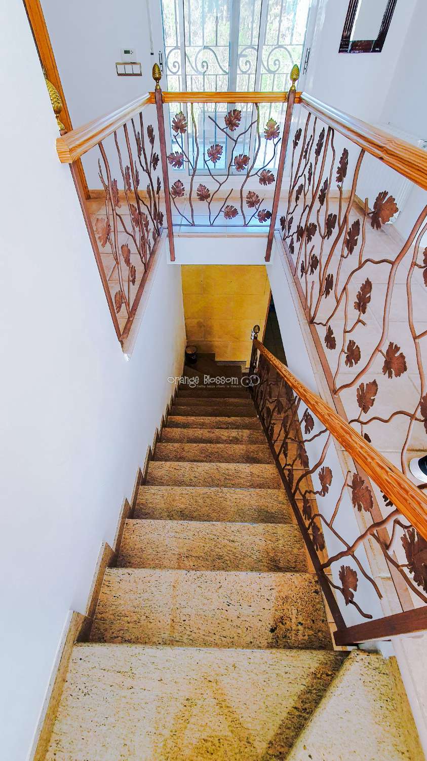 Ein wunderschön gebautes Haus in einer friedlichen ländlichen Umgebung.