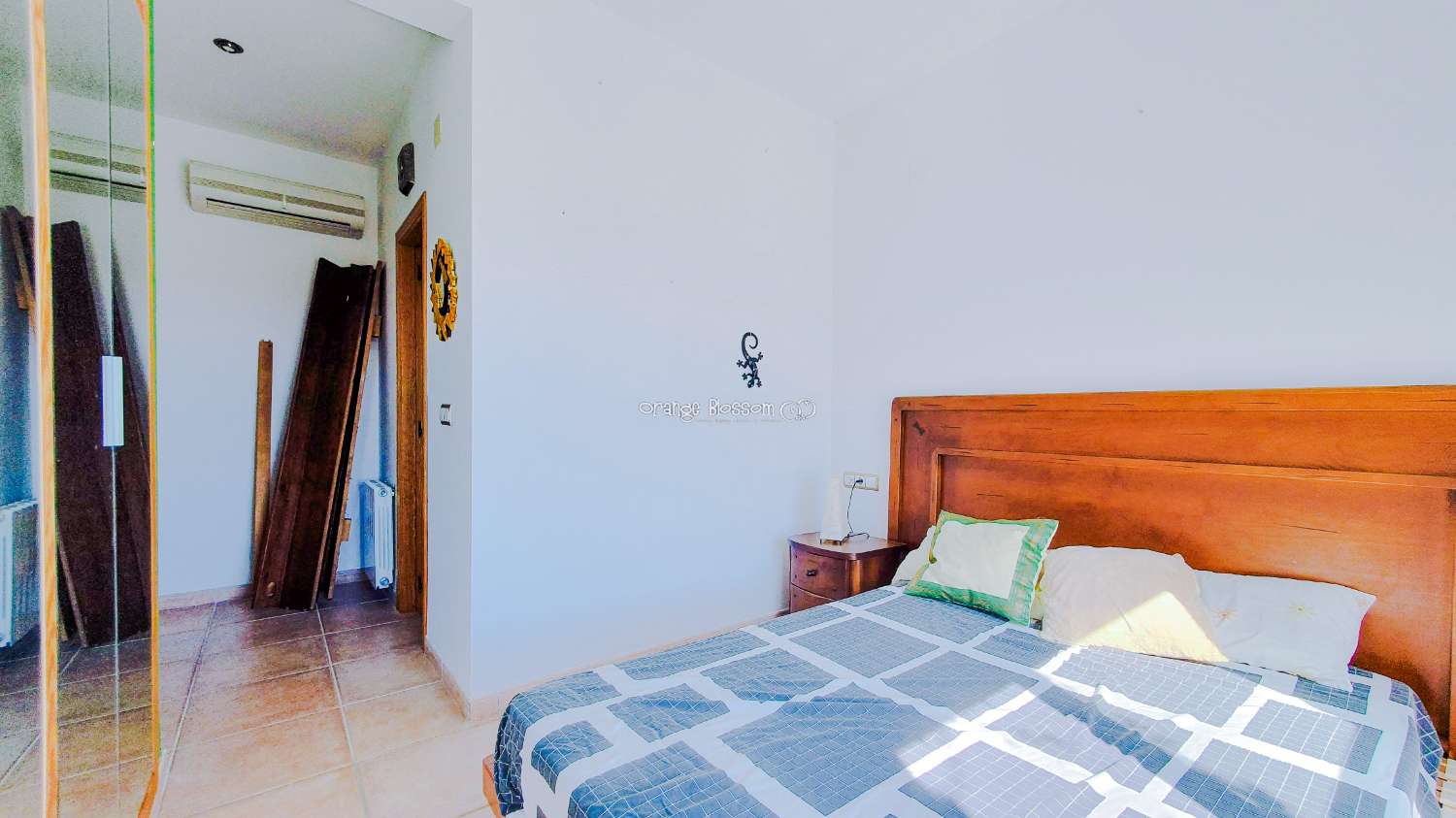 Ein wunderschön gebautes Haus in einer friedlichen ländlichen Umgebung.