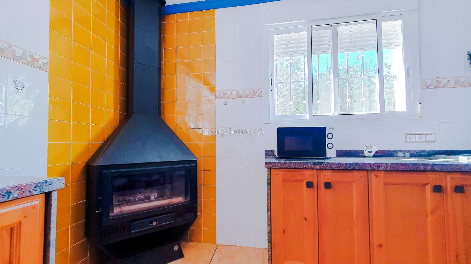 Ein wunderschön gebautes Haus in einer friedlichen ländlichen Umgebung.