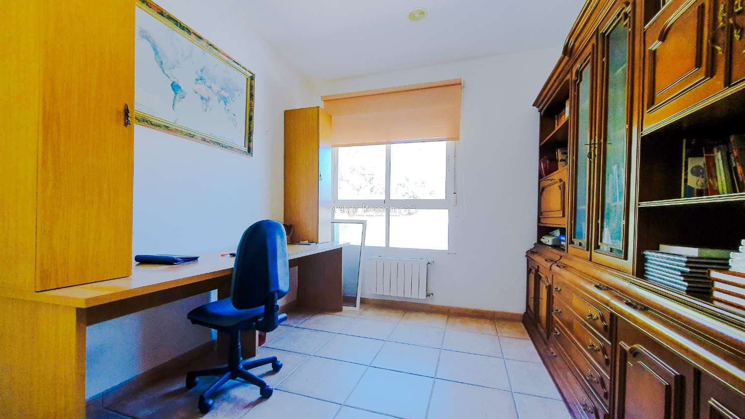 Ein wunderschön gebautes Haus in einer friedlichen ländlichen Umgebung.