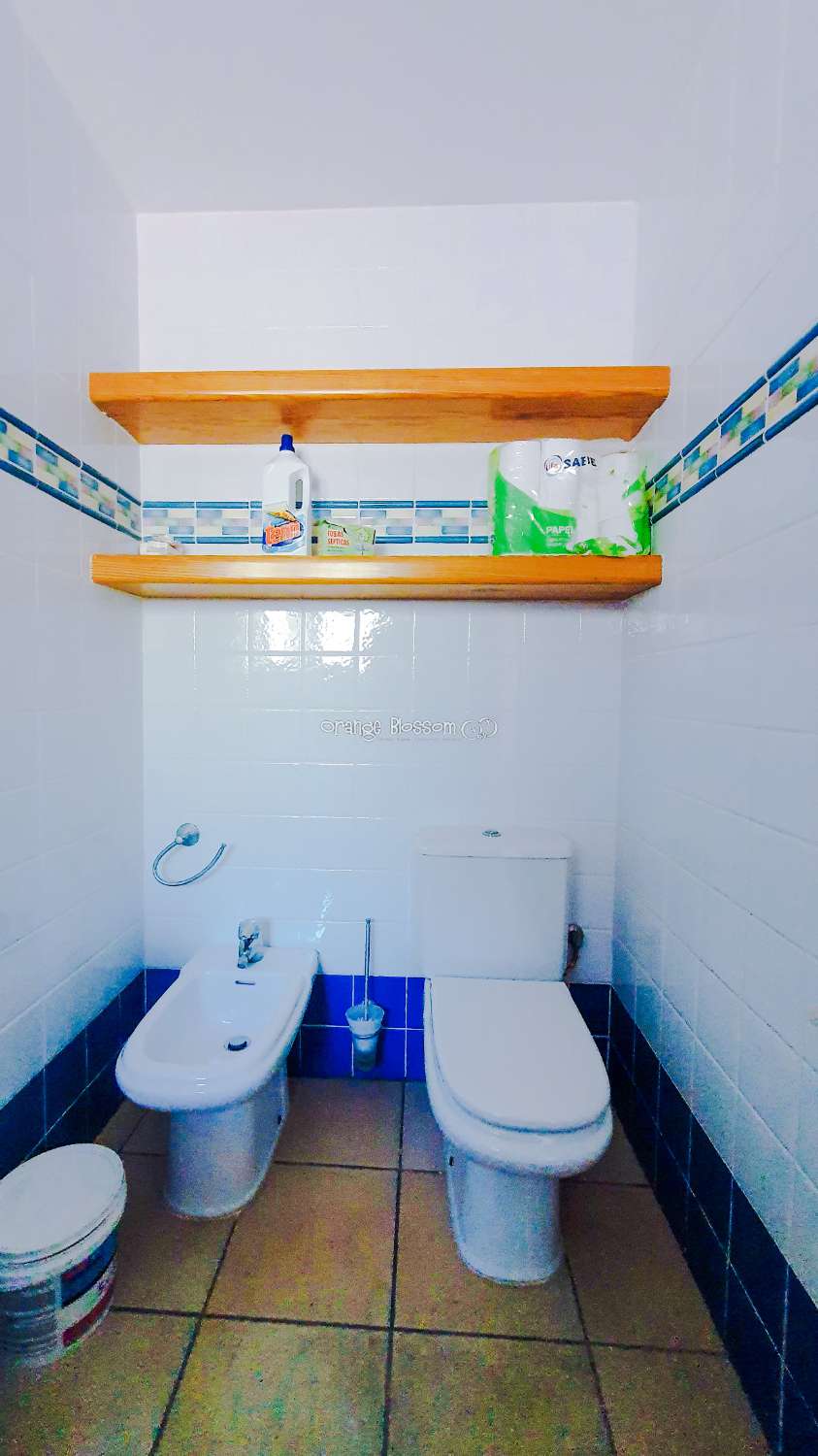 Ein wunderschön gebautes Haus in einer friedlichen ländlichen Umgebung.