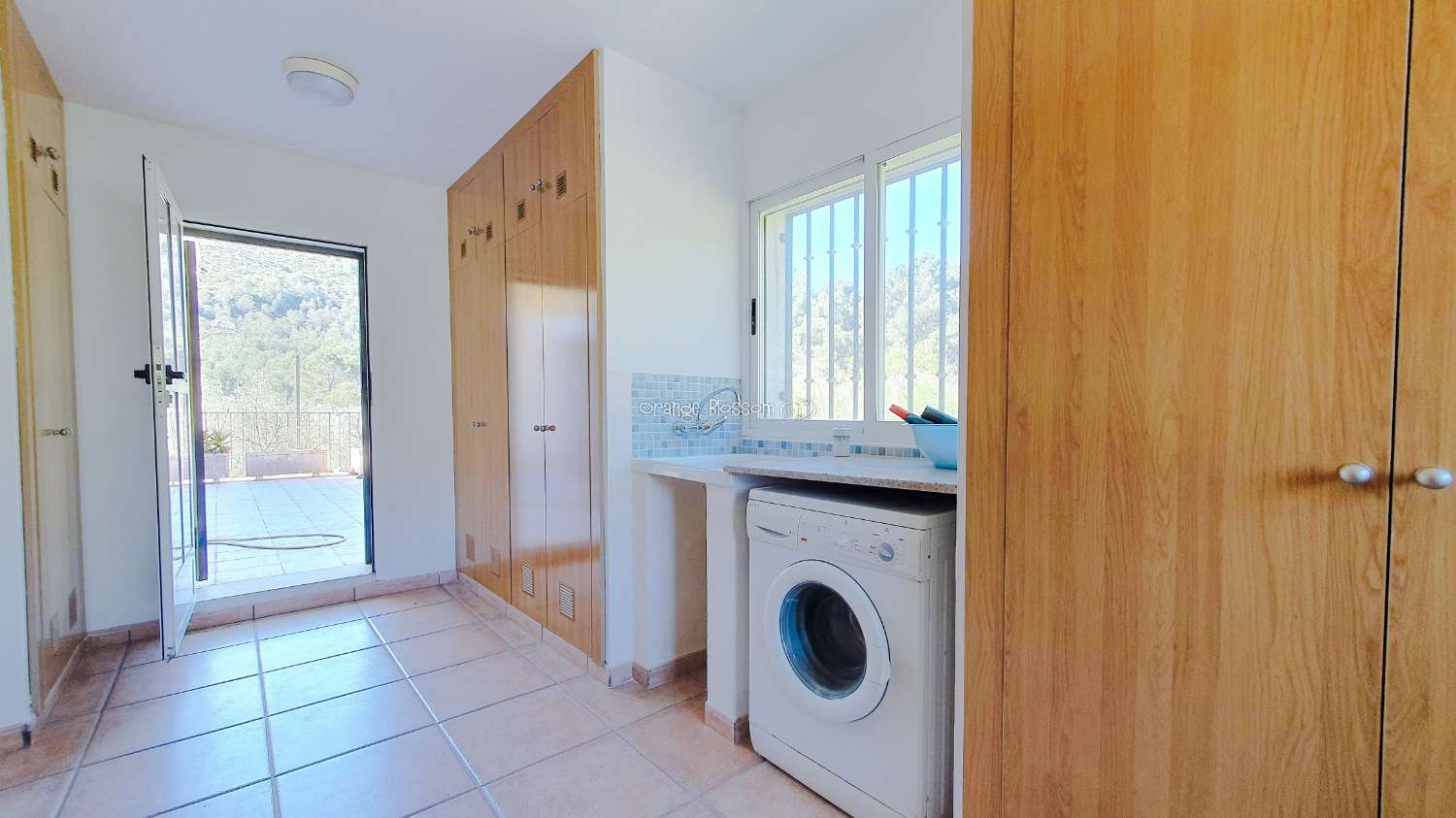 Ein wunderschön gebautes Haus in einer friedlichen ländlichen Umgebung.