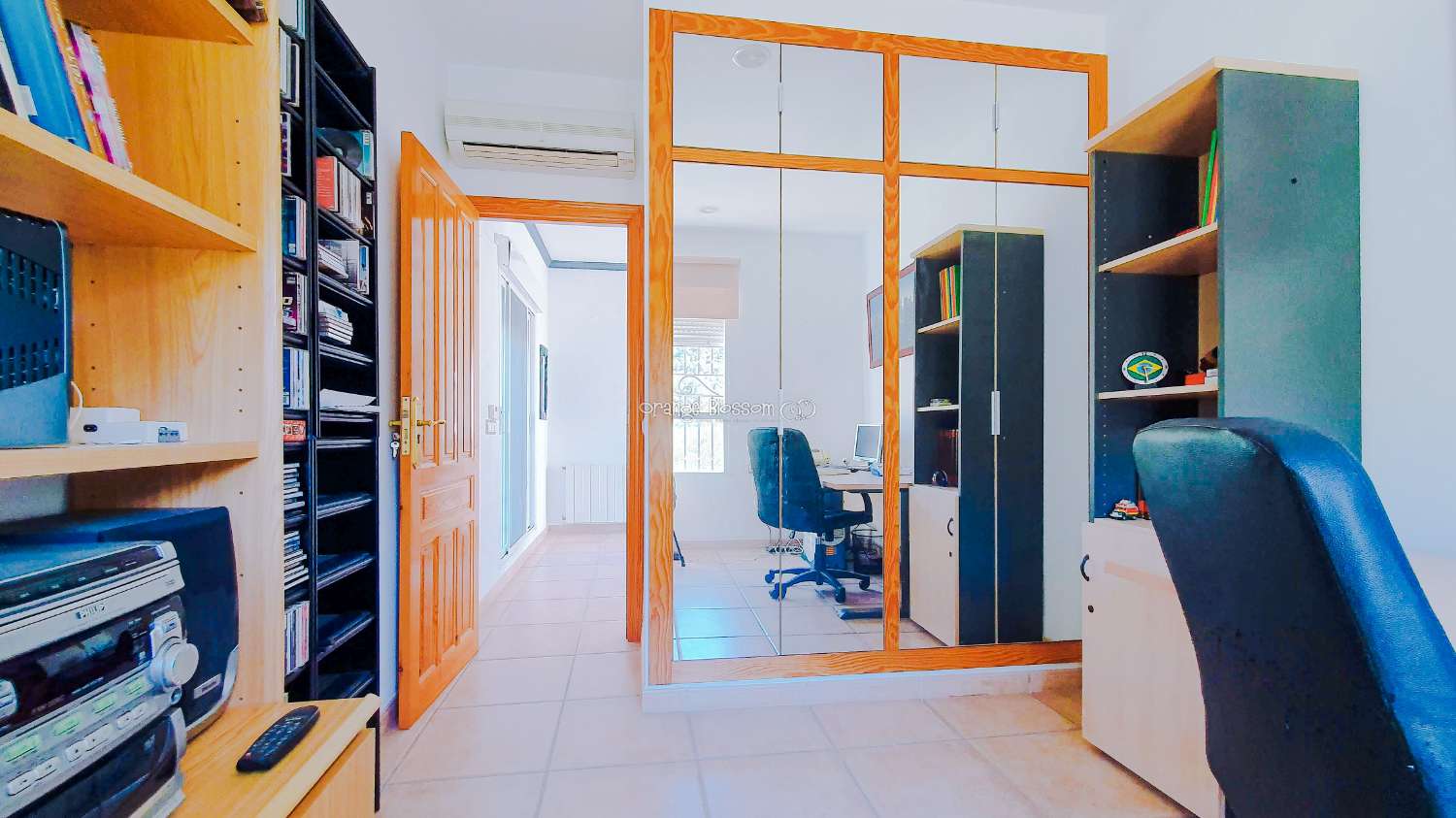 Ein wunderschön gebautes Haus in einer friedlichen ländlichen Umgebung.