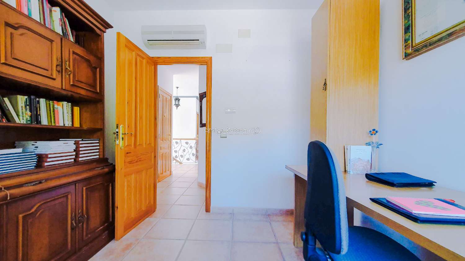 Ein wunderschön gebautes Haus in einer friedlichen ländlichen Umgebung.