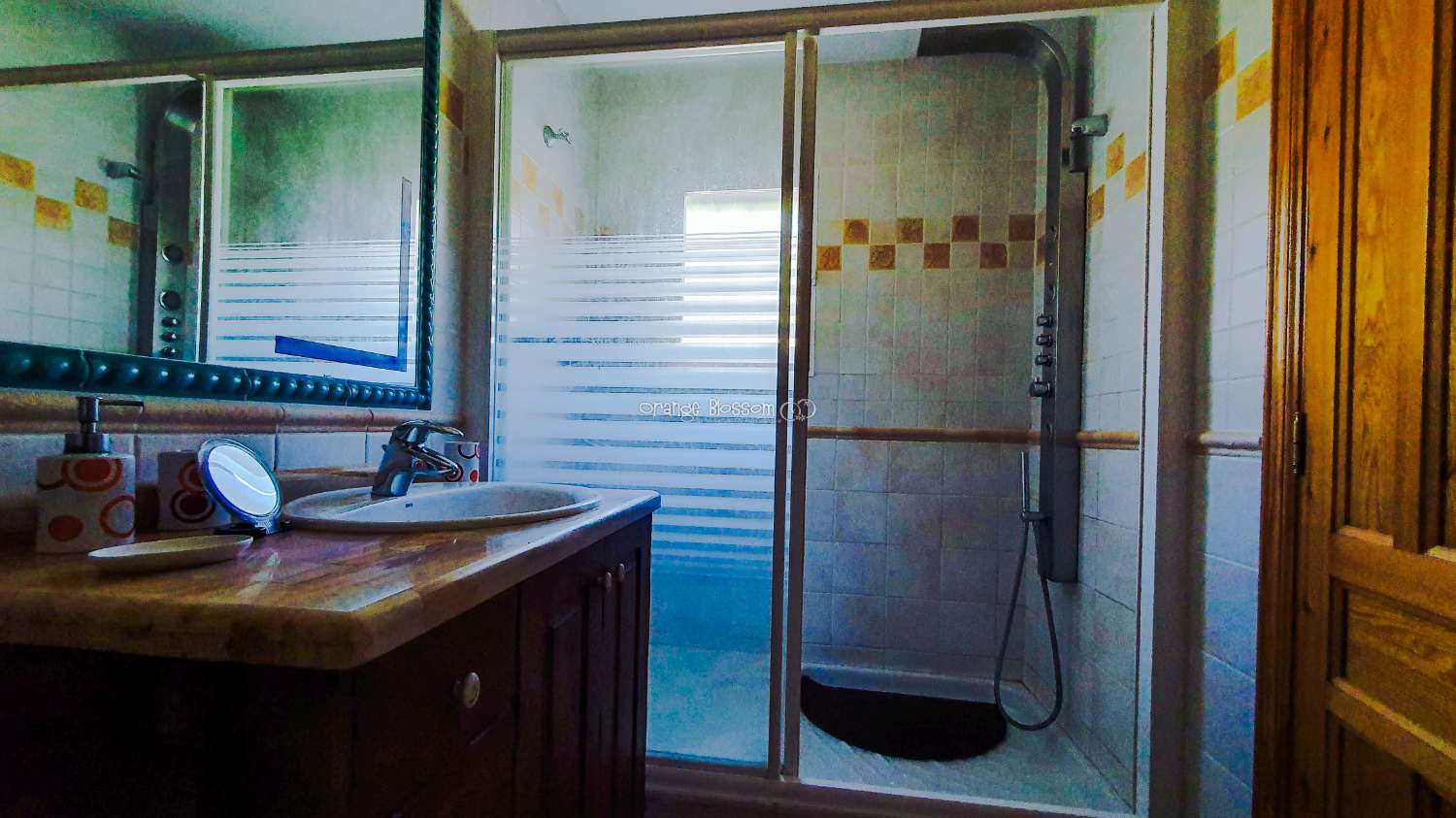 Ein wunderschön gebautes Haus in einer friedlichen ländlichen Umgebung.