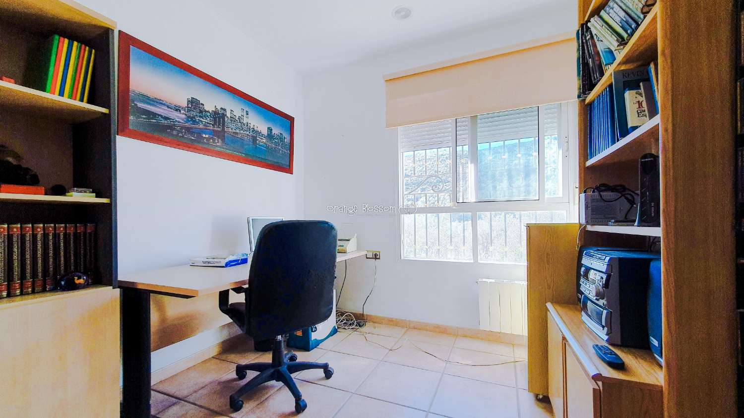 Ein wunderschön gebautes Haus in einer friedlichen ländlichen Umgebung.