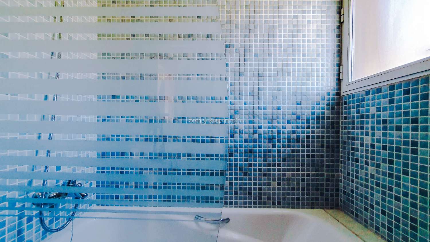 Ein wunderschön gebautes Haus in einer friedlichen ländlichen Umgebung.