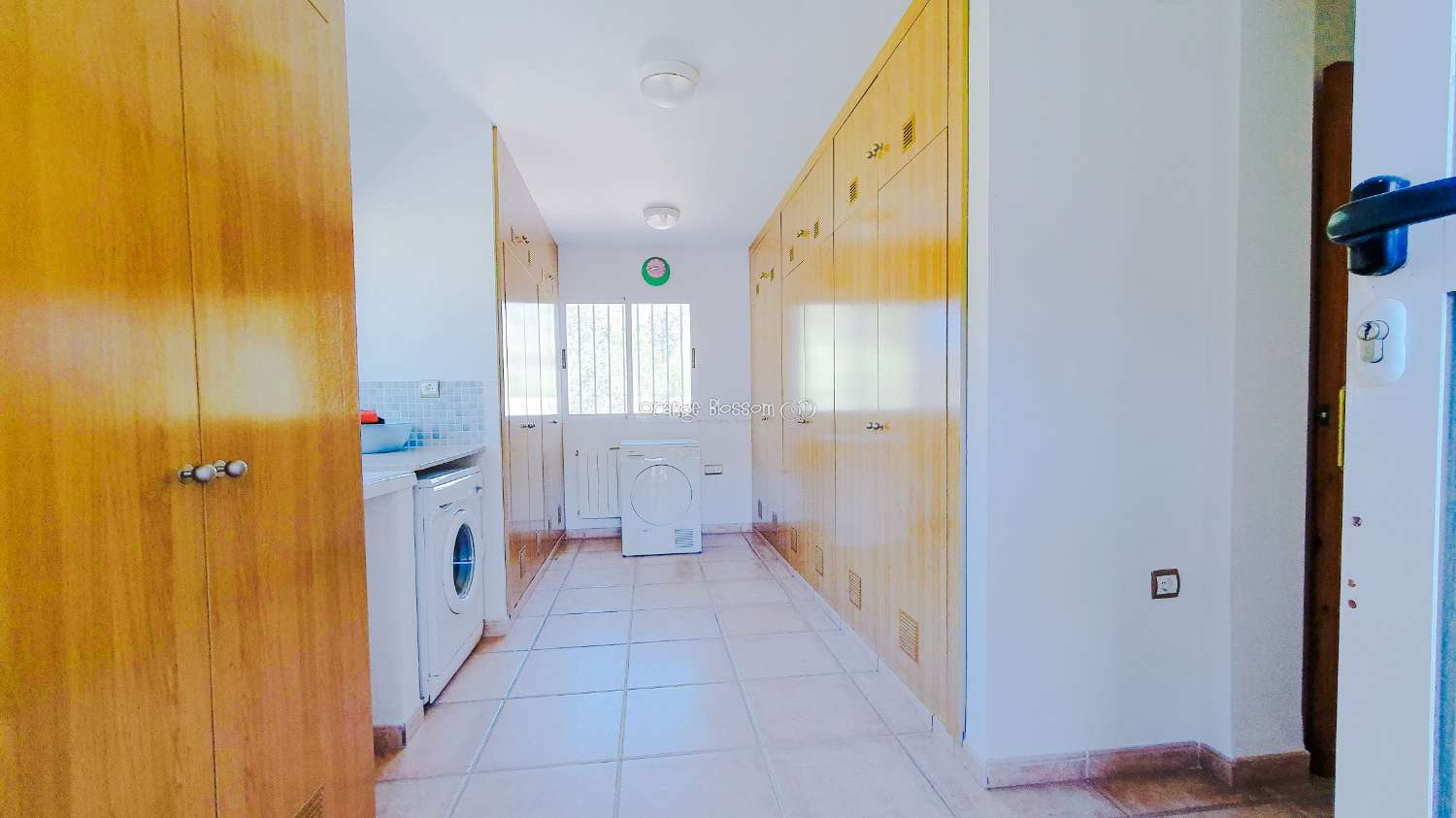 Ein wunderschön gebautes Haus in einer friedlichen ländlichen Umgebung.